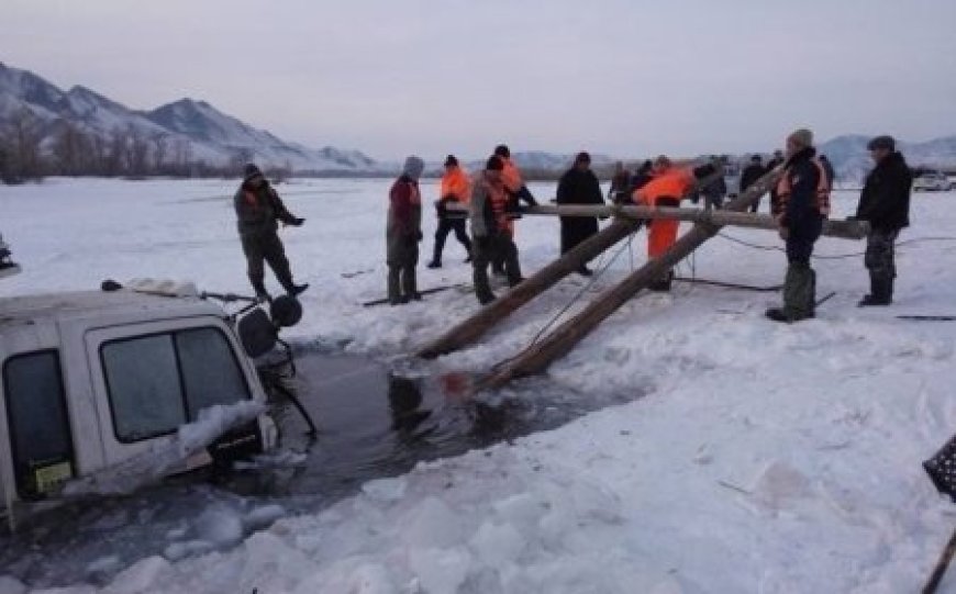 “Зайрмаг” нуурын мөс цөмөрч ачааны автомашин суужээ