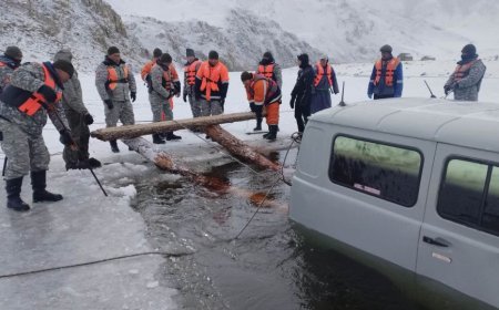Хунт нуурын мөс цөмөрч ''Toyota chaser'' маркийн суудлын автомашин живжээ