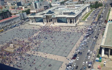 ЗГ: 12.00 цагт улс орон даяар автомашин, галт тэрэг, цахилгаан станцын дуут дохиолол өгч, төрийн албан хаагчид нэг минут зогсож хүндэтгэл үзүүлнэ