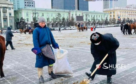 Морьтой жагсагчид   Сүхбаатарын талбайд жагсаж дуусаад  адууныхаа хомоолыг цэвэрлэн,  шуудайлан  авч явжээ