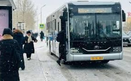 Бэлэн мөнгөний хайрцаг дээрээ скоч наасан, зорчигчдоос бэлэн мөнгө аваад яваад байна