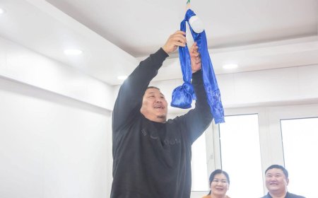 Аймгийн арслан Г.Цоггэрэлд  2 өрөө байр бэлэглэж,  Дархан аварга Н.Батсуурь шинэ байранд нь хадаг уяж өгчээ