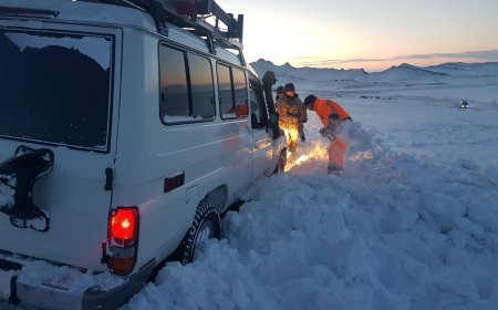 Шөнөдөө Хэнтийн уулархаг нутаг, Дарьгангын тал нутаг, Халх гол орчмоор ялимгүй цас орно