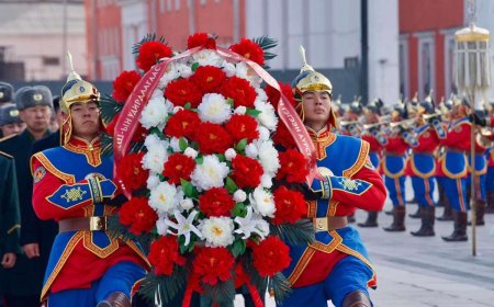 Жанжин Д.Сүхбаатарын хөшөөнд цэцэг өргөж, эзэн Чингис хааныхаа хөшөөнд хүндэтгэл үзүүллээ