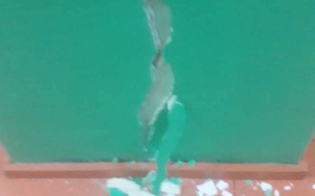 Цэцэрлэгийн хоёр давхар угсармал блокон байшингийн 1, 2 дугаар давхрын хана болон цонхонд цууралт өгчээ