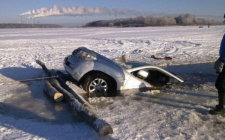 Гурван зорчигчтой автомашин нуурын мөсөнд цөмөрч орсныг цаг алдалгүй гаргажээ