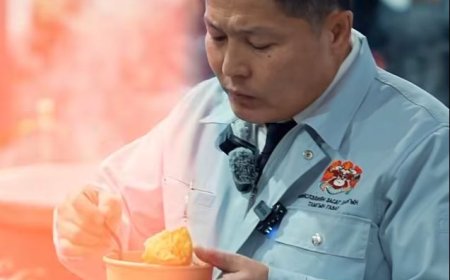 "UB Food" фестиваль Гандантэгчэнлин хийдийн лам нарын  ширмэн тогоонд хийсэн гурилтай  шөлөөр үргэлжилнэ