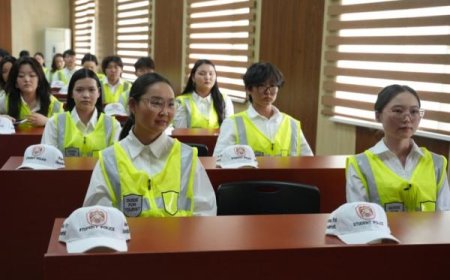 Их, дээд сургуулийн оюутнууд жуулчдад үйлчилнэ