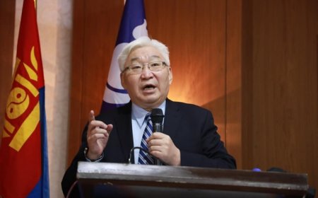 Э.Бат-Үүл: Дарангуйлал руу зугуухан шилжиж буй гэдгийг мэдэж байсан ч, ийм хурдтай явагдана гэдгийг мэдсэнгүй!