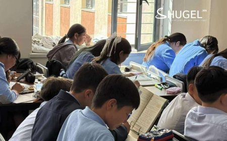 Нэг ширээ, хоёр сандал дээр гурван хүүхэд сууж байна