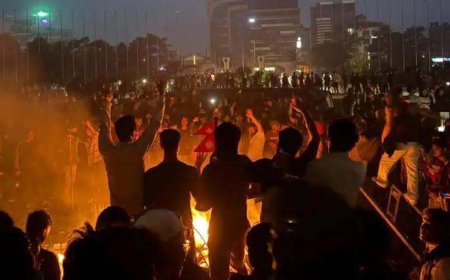 “GenZ” үеийнхэн эхлүүлсэн жагсаал Засгийн газрын ордон, сайд нарынхаа гэрийг шатааснаар хурцадлаа