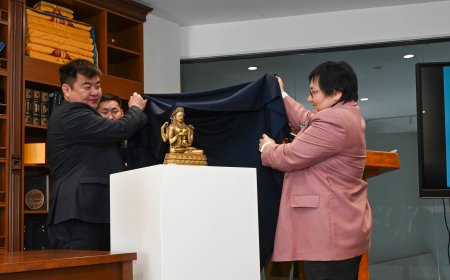 Нэрт эрдэмтэн Ц.Дамдинсүрэнгийн охин Лхам Норжүнма бурхныг Чингис хаан Үндэсний музейд  хандивлалаа