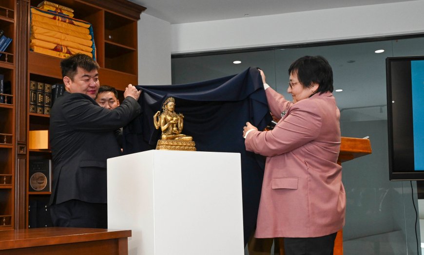 Нэрт эрдэмтэн Ц.Дамдинсүрэнгийн охин Лхам Норжүнма бурхныг Чингис хаан Үндэсний музейд  хандивлалаа